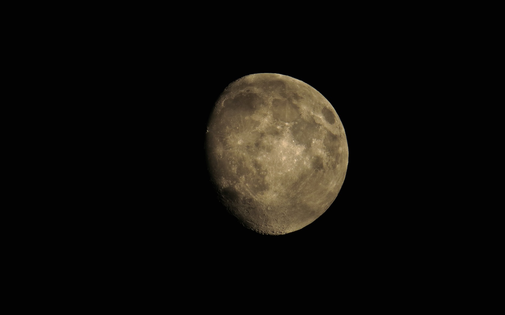La luna filtra tra le nubi